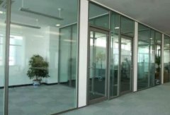 青島聚豪大廈鋼化玻璃辦公隔斷設計安裝施工現場(chǎng)
