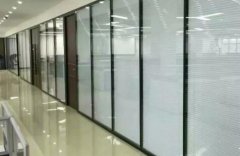 青島延安三路廣告傳媒公司定做安裝辦公屏風(fēng)隔斷